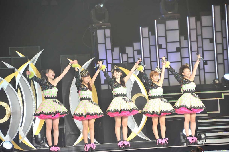 コンサートのラストで最後のあいさつをする℃-ute。