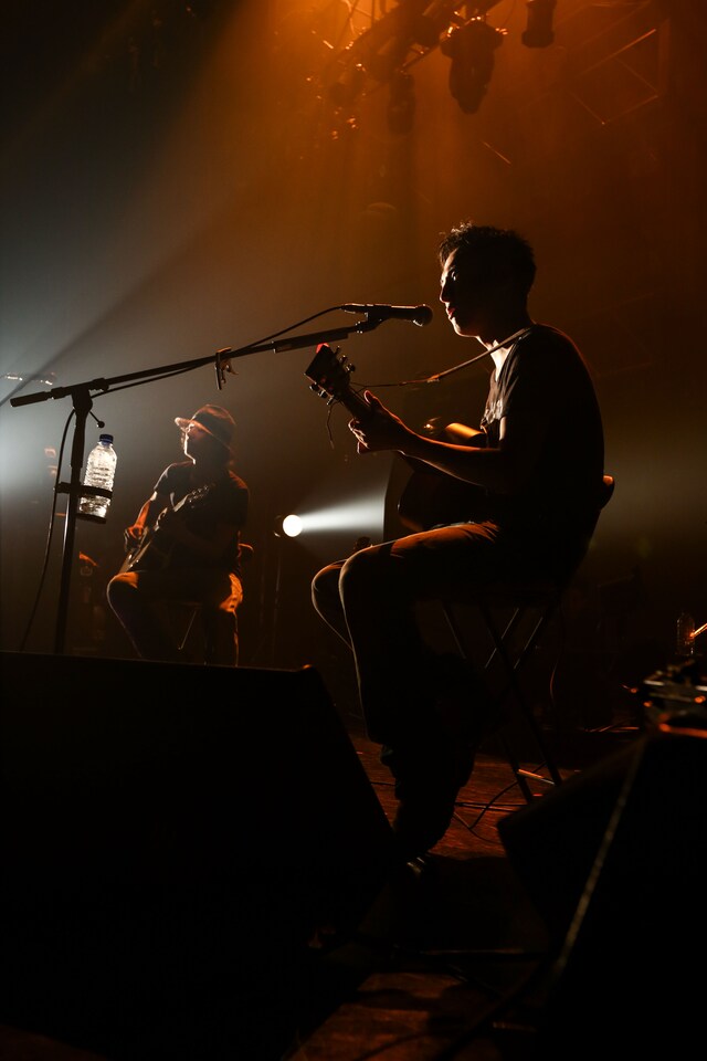 「puddle」を演奏する渡會将士（Vo, G）と竹尾典明（G）。（Photo by Taku Fujii）
