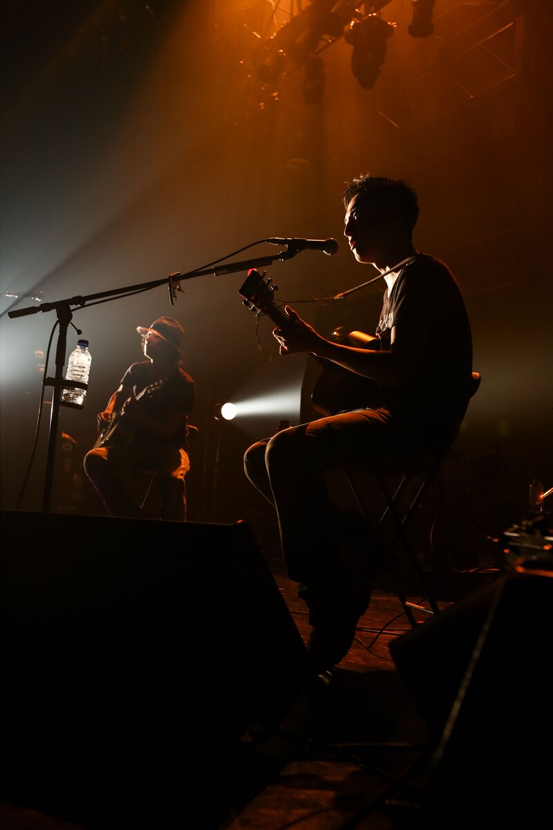 「puddle」を演奏する渡會将士（Vo, G）と竹尾典明（G）。（Photo by Taku Fujii）