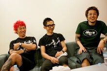 インタビュー中のHi-STANDARD。