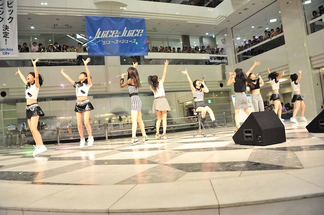 大勢のファンに手を振るJuice=Juiceとハロプロ研修生。