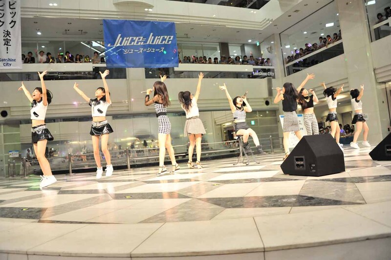 大勢のファンに手を振るJuice=Juiceとハロプロ研修生。