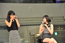 涙を流し言葉を詰まらす金澤朋子とそれを見守る宮本佳林。