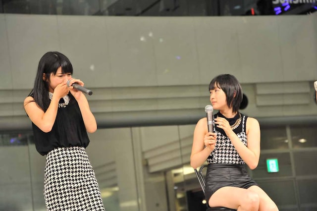 涙を流し言葉を詰まらす金澤朋子とそれを見守る宮本佳林。