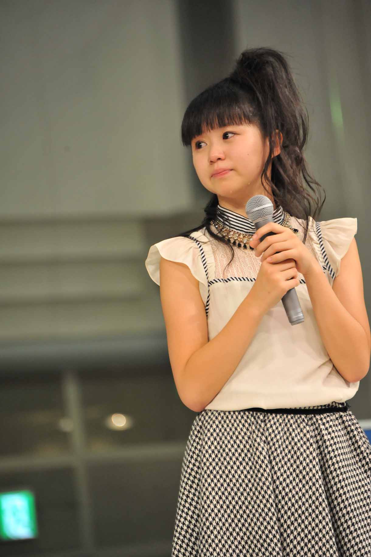 涙を流す高木紗友希。