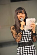 手紙を読む宮崎由加。