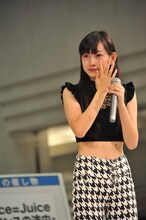 涙を流す植村あかり。