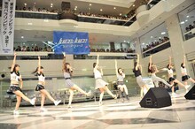 Juice=Juiceとハロプロ研修生による「天まで登れ！」歌唱の様子。