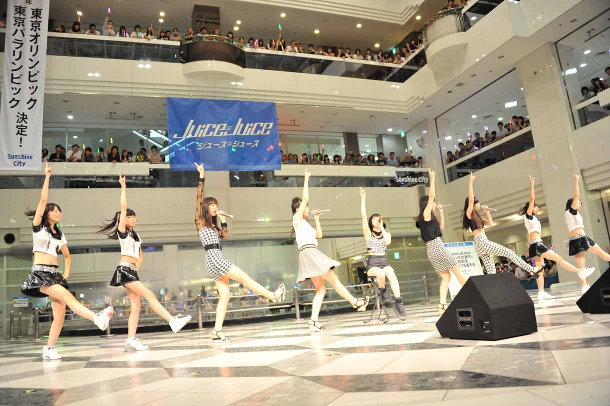Juice=Juiceとハロプロ研修生による「天まで登れ！」歌唱の様子。