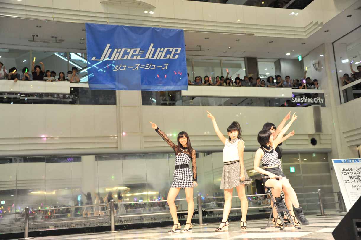初披露されたフラッグとともにステージに立つJuice=Juice。