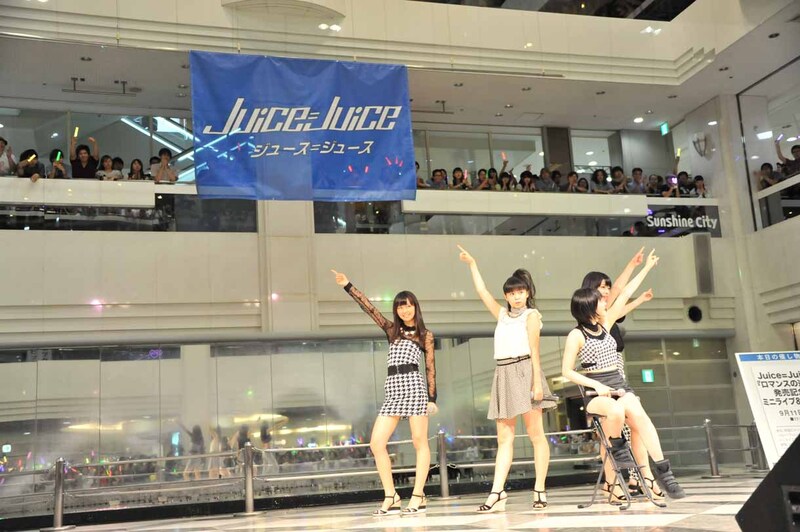 初披露されたフラッグとともにステージに立つJuice=Juice。