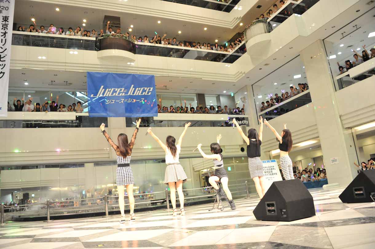 ファンに手を振るJuice=Juice。