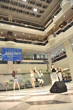 ファンに手を振るJuice=Juice。