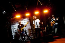 かりゆし58「MUSIC FRIDAY on Google+ | YouTube」出演時のライブの様子。