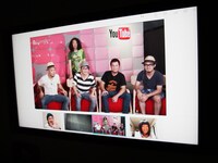 ファンとコミュニケーションをとるかりゆし58＆マンボウやしろ。