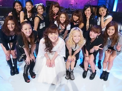 岩崎宏美とE-girls。