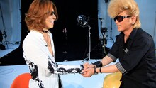 握手を交わすYOSHIKIと綾小路翔。