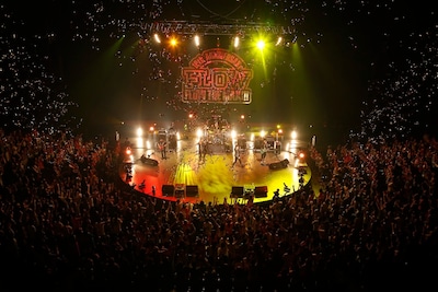 FLOW「FLOW LIVE TOUR 2013『ツアー THE MAX!!!』」千葉・舞浜アンフィシアター公演の様子。