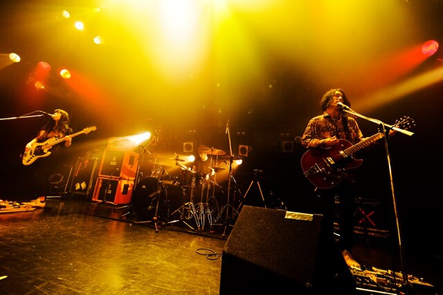 デビューシングル「hitsuji」のリスニングイベントでサプライズライブを行ったgeek sleep sheep（撮影：河本悠貴）