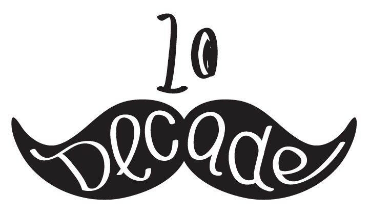 髭「DECADE」ロゴ