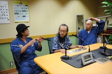 人間椅子。左からナカジマノブ（Dr, Vo）、和嶋慎治（G, Vo）、鈴木研一（B, Vo）。