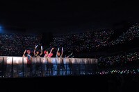 自分たちのライブ映像を鑑賞するももいろクローバーZ。