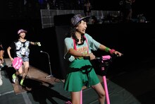 電動キックボードに乗る百田夏菜子と、それを追いかける玉井詩織。