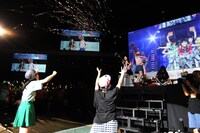 自分たちのライブ映像を鑑賞するももいろクローバーZ。