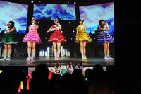 自分たちのライブ映像を鑑賞するももいろクローバーZ。