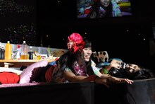 ステージ上で寝転がる佐々木彩夏、玉井詩織。