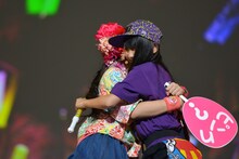 ライブ映像を観て抱き合う佐々木彩夏、高城れに。