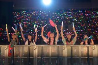 今週の人気の画像5位は「メンバーも“モノノフ”に！ももクロ武道館でライブ観賞会」より、自分たちのライブを鑑賞するももいろクローバーZ。