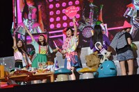 自分たちのライブ映像を鑑賞するももいろクローバーZ。