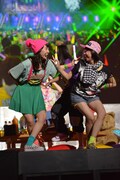 自分たちのライブ映像にあわせて踊る百田夏菜子、玉井詩織。
