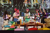 今週の人気の画像10位は「メンバーも“モノノフ”に！ももクロ武道館でライブ観賞会」より、会場内に作られたお茶の間風セットで盛り上がるももいろクローバーZ。