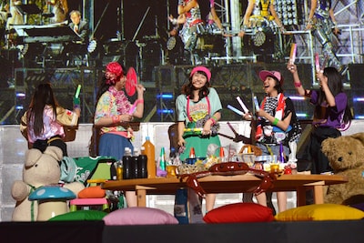 会場内に作られたお茶の間風セットで盛り上がるももいろクローバーZ。