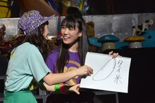 イラストを描いて遊ぶ高城れにとそれにツッコミを入れる百田夏菜子。