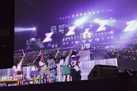 自分たちのライブ映像を鑑賞するももいろクローバーZ。