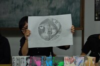 オリジナルイラストのラフを公開する押見修造。