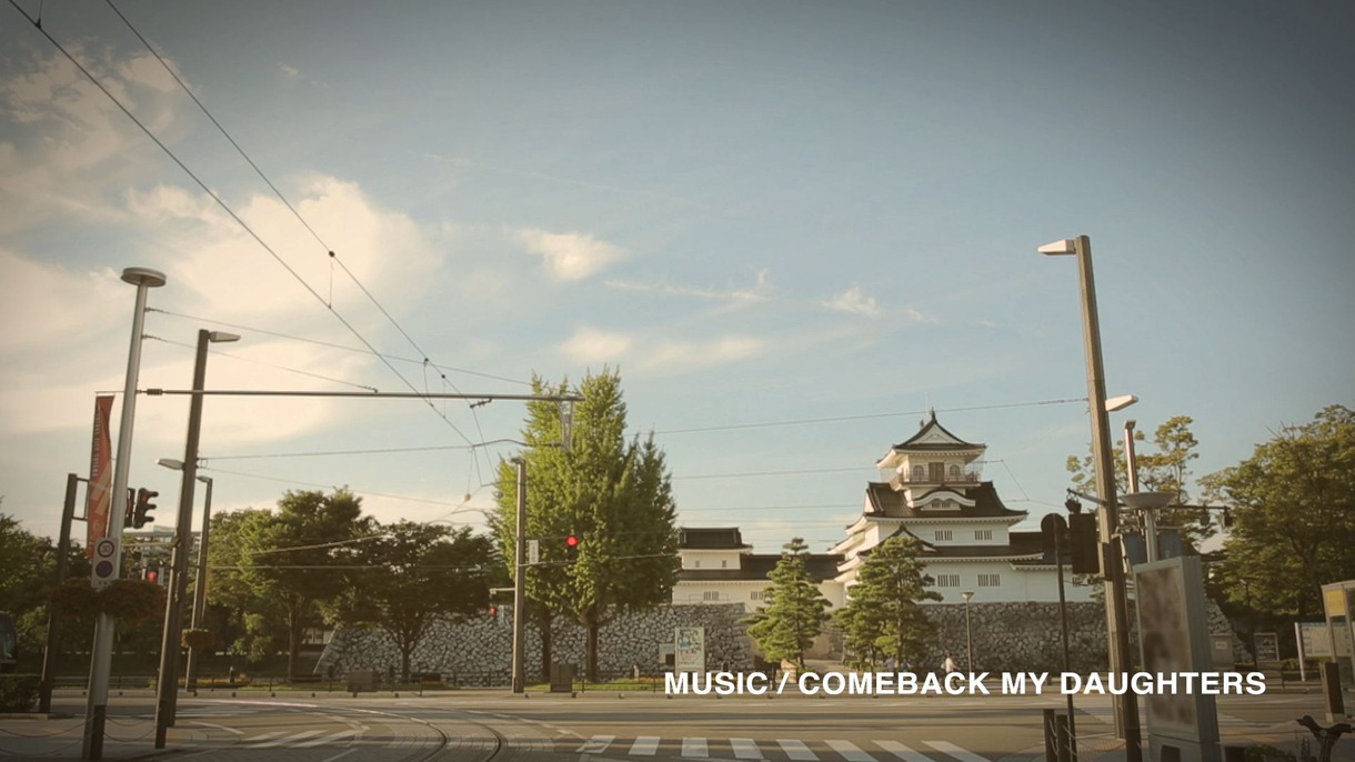 「BEATRAM MUSIC FESTIVAL 2013」テレビCMのワンシーン。（※この画像にARアプリ「カゲロウ」を立ち上げたスマートフォンをかざせば、スマートフォンでCM動画を観ることができます）