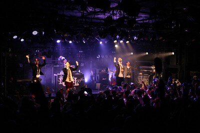 ROYALcomfort「ROYALcomfort ワンマンライブ～遅咲きの花は必ず咲く!!～」の様子。