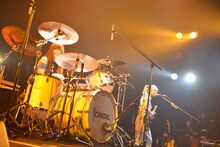 写真左からRINA、MAMI（ともにSCANDAL）。