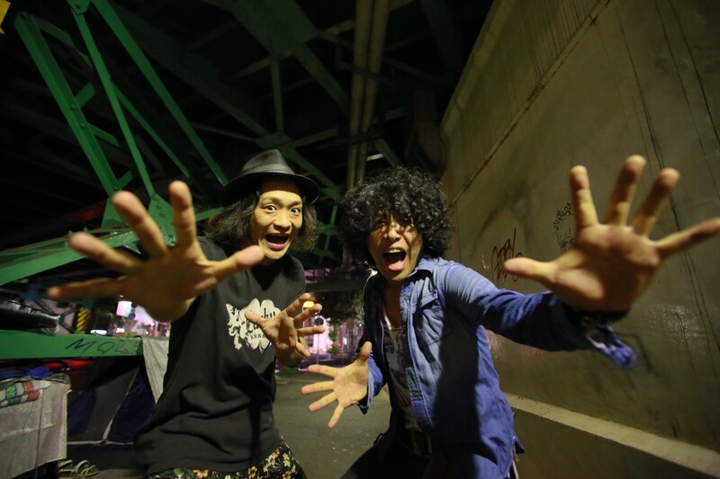 写真左から高野哲と佐藤タイジ。