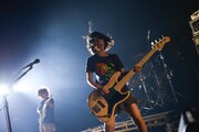 写真左からキダ モティフォ、ヒロミ・ヒロヒロ（ともにtricot）。