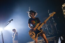 写真左からキダ モティフォ、ヒロミ・ヒロヒロ（ともにtricot）。