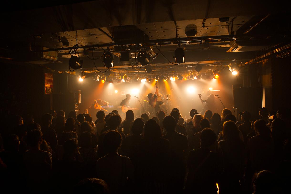 8月8日に東京・Shibuya O-Crestにて行われたroom12初ワンマンライブの模様。