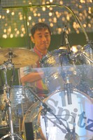 崎山龍男（Dr）（撮影：上飯坂一）※崎山龍男の「崎」は山へんに「立」と書いて「可」の異体字が正式表記。