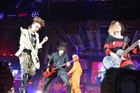 今週の人気の画像2位は「『氣志團万博』初日、hideセッションで“ありえない奇跡”実現」より、hideスペシャルセッションの模様。（撮影：小川舞、青木カズロー）