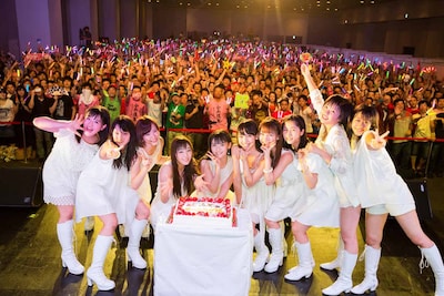 つんく♂から贈られた16周年を祝うバースデーケーキを囲んで記念撮影するモーニング娘。