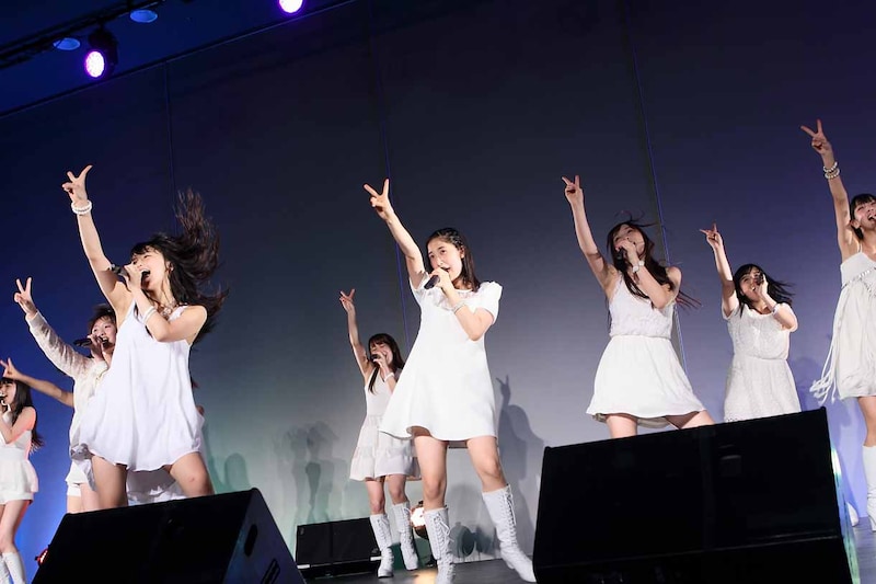 モーニング娘。による「恋愛レボリューション21（updated）」歌唱の様子。